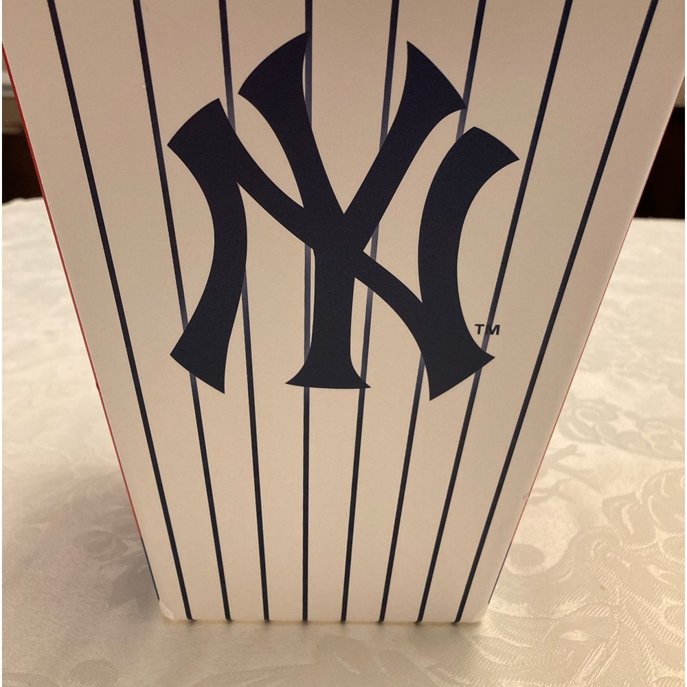Yankees container - Picture 2 of 4